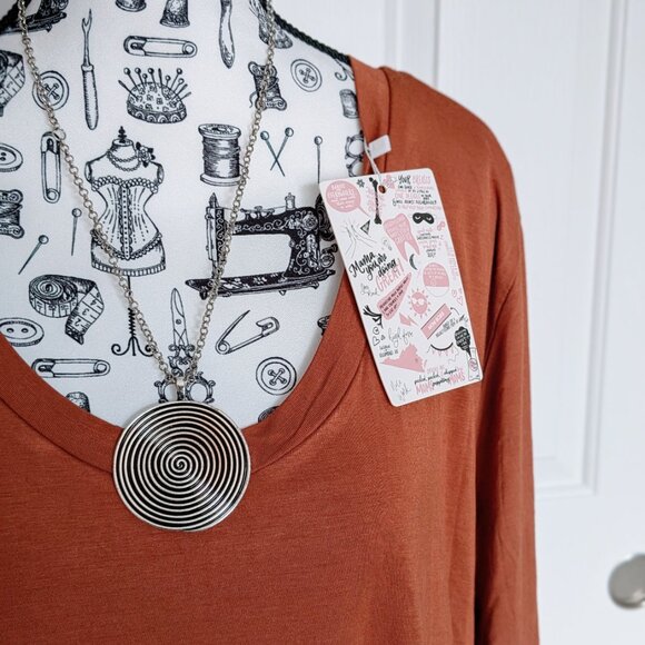 Latched Mama 3/4 Sleeves Nursing Top 2.0 Scoop Neck - Picture 2 of 6